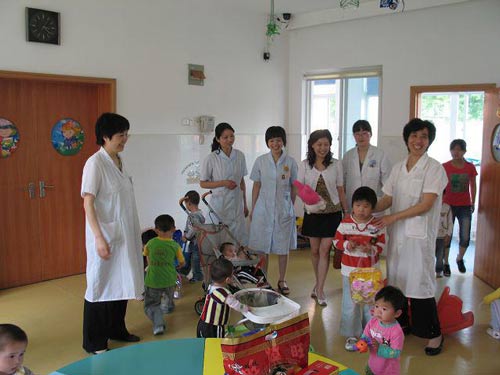 医护人员向福利院赠送我院准备的各类健康食品及学习用品 医护人员向福利院赠送我院准备的各类健康食品及学习用品